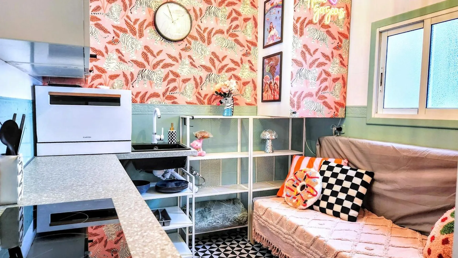 Groovy Feelin' Studio Esplugues de Llobregat 0*,  Spain